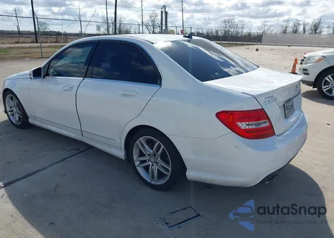 2013 Mercedes-Benz C 300 Sport 4Matic z USA, uszkodzony, nr VIN WDDGF8AB3DR282007